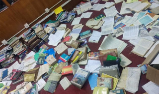 भृकृटीमण्डपको सार्वजनिक पुस्तकालयमा  छानो चुहिएर भिज्न थाले पुस्तक