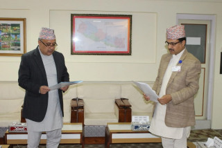 अर्थसचिव अर्जुनप्रसाद पोखरेलले लिए राष्ट्र बैंक सञ्चालकको शपथ