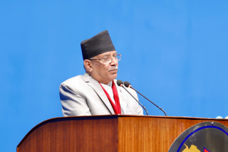 सरकार जनताको सेवाभन्दा स्वार्थ समूह र विचौलियाको नियन्त्रणमा चलेको छ : अध्यक्ष प्रचण्ड