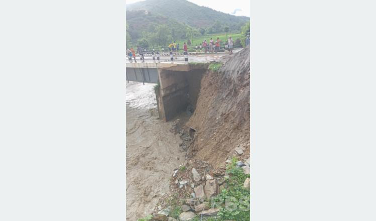 भटौली खोलामा बाढीः पक्की पुलमा क्षति, सवारी आवगमन बन्द