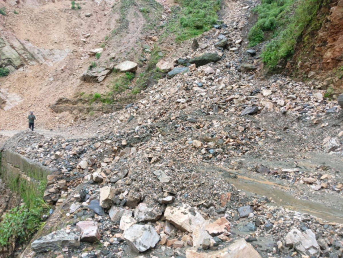 पहिरोले महाकाली लोकमार्ग अवरुद्ध
