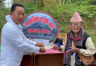 स्थानीय सरकारको पहल : रामप्रसादराईमा वृद्धवृद्धाको घरदैलोमा भत्ता