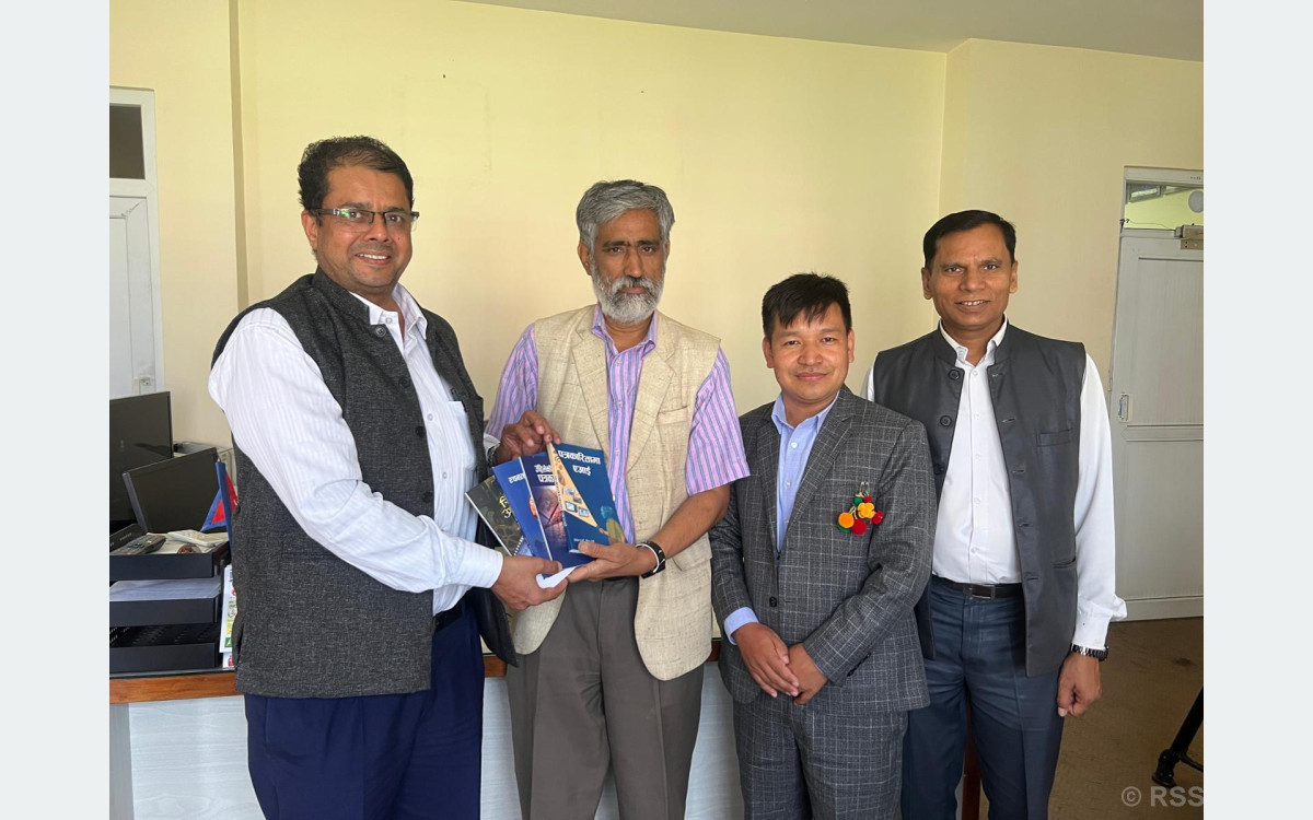 सञ्चार रजिष्ट्रार कार्यालयद्वारा राससलाई पुस्तक प्रदान