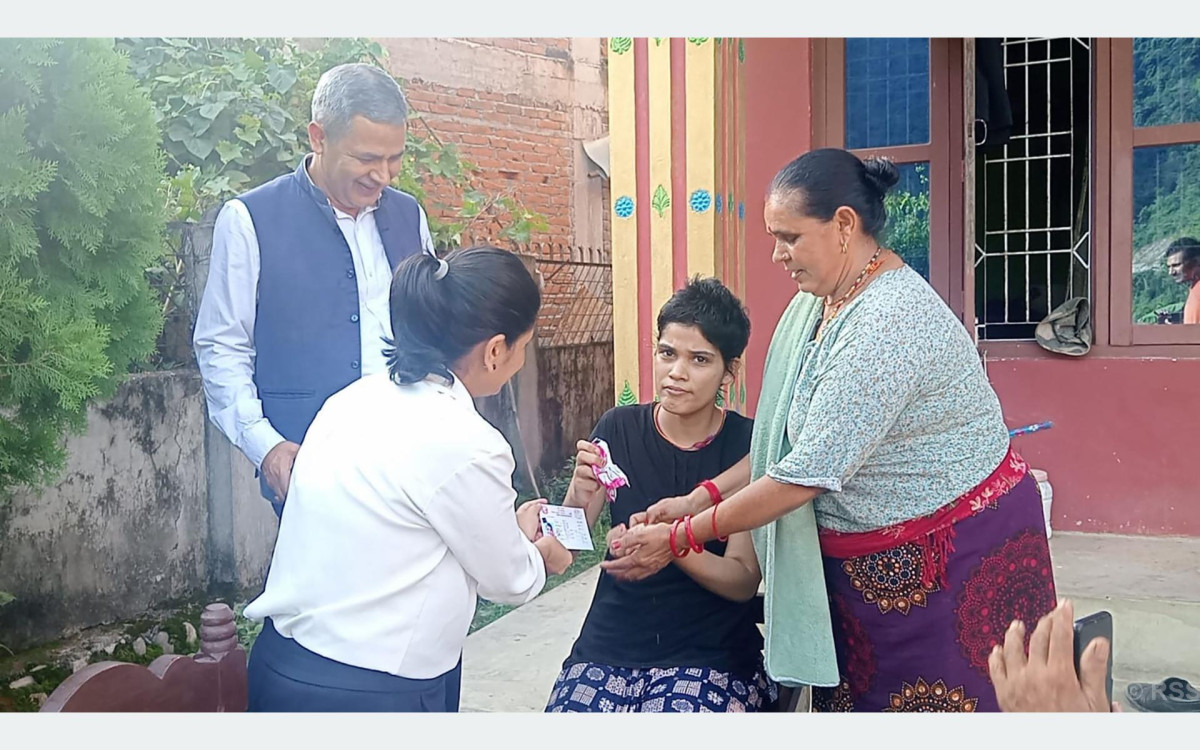 फरक क्षमता भएकी २७ वर्षीया पन्थलाई निवासमै नागरिकता