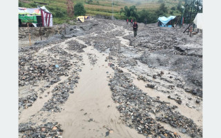 बाढीले मध्यपहाडी लोकमार्ग अवरुद्ध