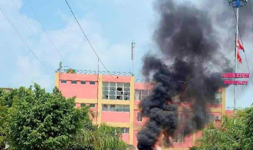 धनगढीमा एमाले र कांग्रेसका कार्यालयमा आगजनी, रमेश लेखकको घरमा पनि आगो लगाए