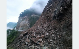 तुइन खोलामा खसेको पहिरोका कारण नारायणगढ–मुग्लिन सडक अवरुद्ध