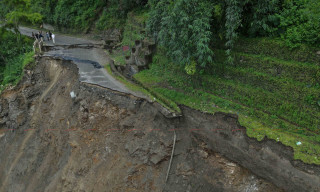 पृथ्वी राजमार्गका विभिन्न स्थानको पहिरो हटाउने काम तीव्र